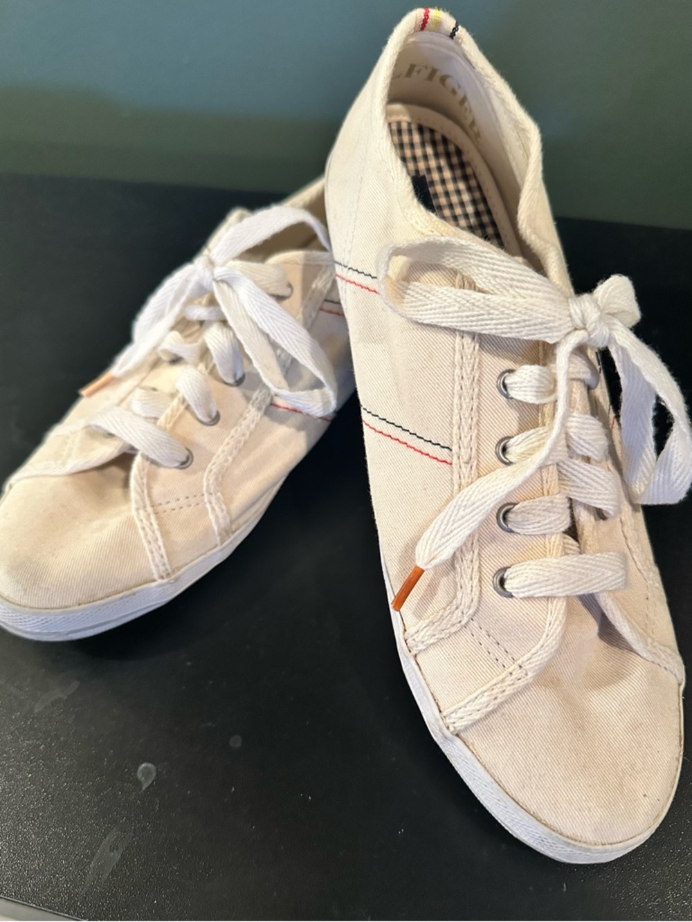 Tommy Hilfiger casual canvas lace-up sneakers in whote with stripe stitching